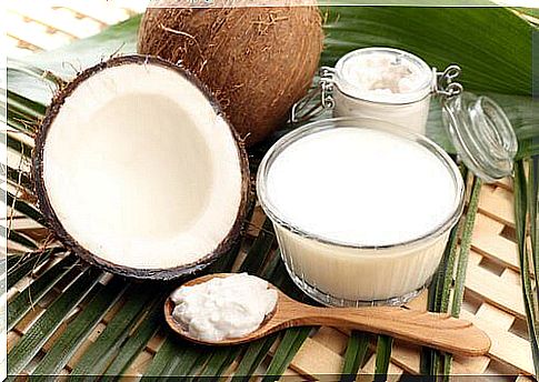 Smoothing hair with coconut milk