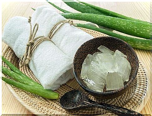 Smoothing hair with aloe vera