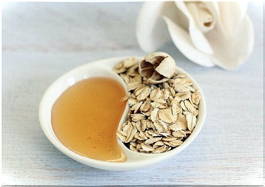 Oat, honey and egg mask as a natural remedy for drooping eyelids