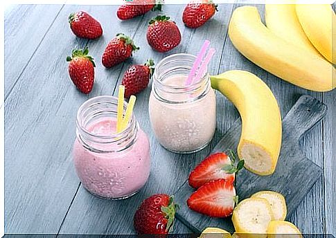 Smoothie with strawberries and bananas against tiredness