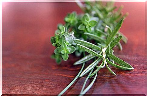 Detoxifying teas with thyme