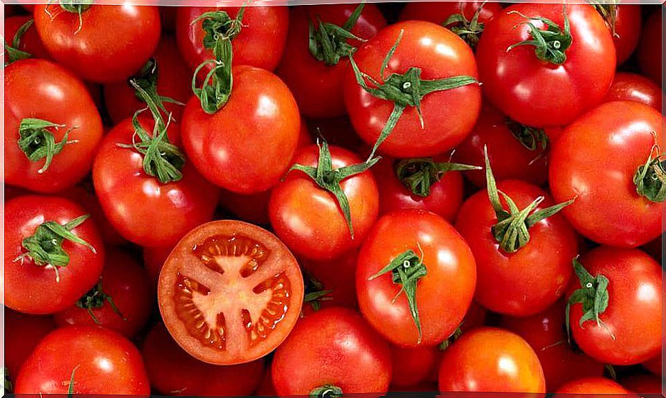 Tomatoes can be used to improve your hands