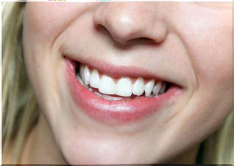 Natural yogurt as a remedy for shiny white teeth