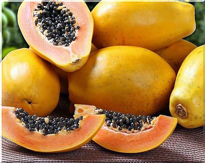 Eating papaya seeds protects the kidneys