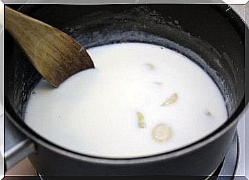 milk-with-garlic-clove