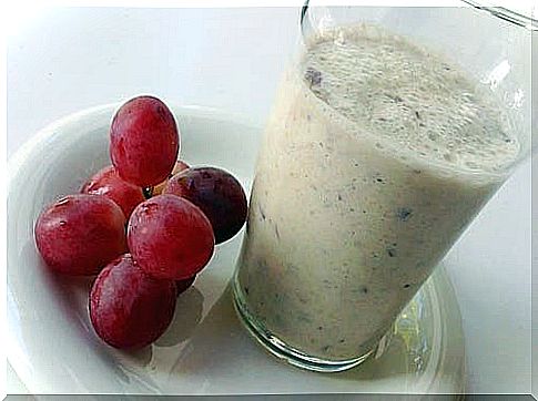 Rejuvenate your skin with a grape and oat smoothie