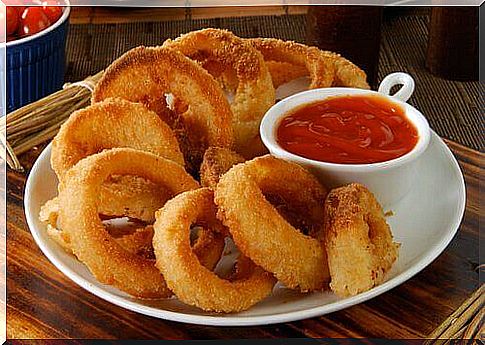 Onion rings with barbecue sauce