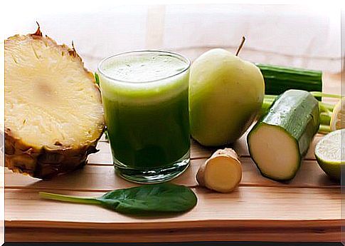 Juice made from pineapple, cucumber, celery, ginger and lemon against excess pounds