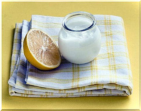 The 2 ingredients of the yogurt lemon face mask