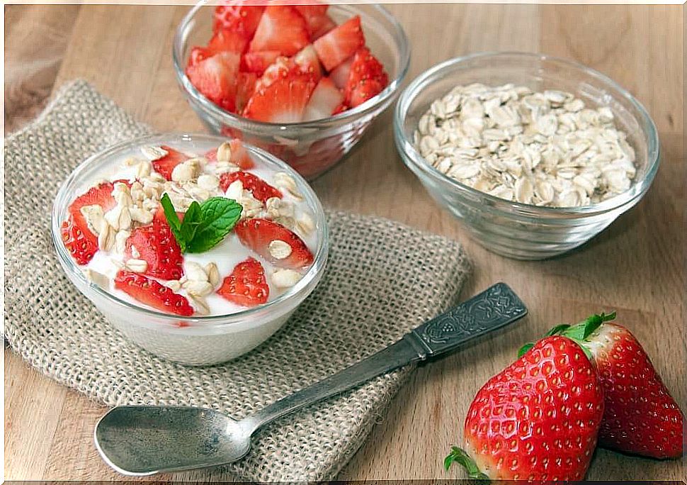 Weight loss with the oat diet: oats and strawberries