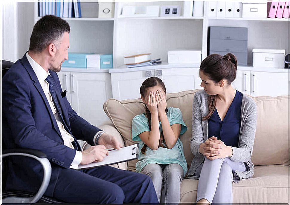 Girl with mother at the psychologist's