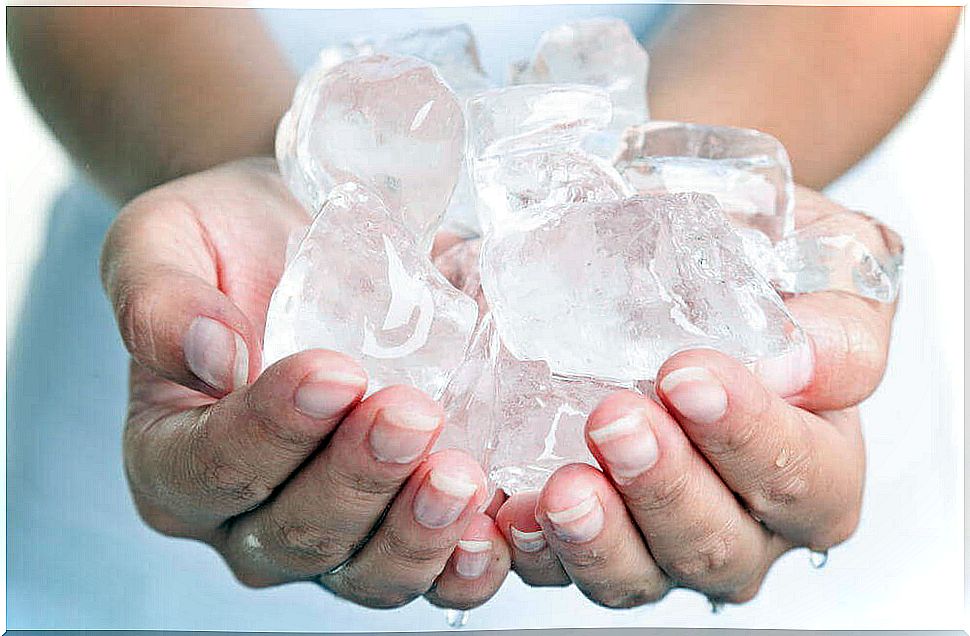 Ice compresses used to treat hemorrhoids