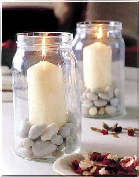 Aromatic candles have the advantage that they give off a pleasant scent